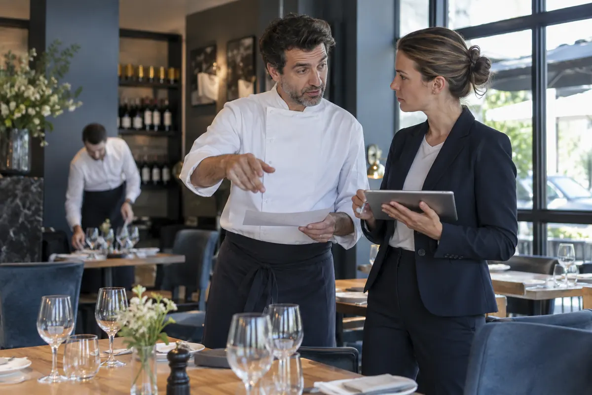 Une équipe prépare le service dans un restaurant